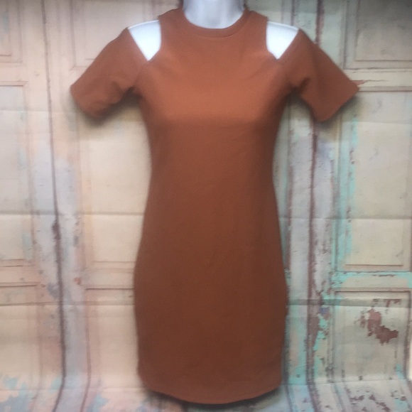GLAMOROUS PETITE Short Sleeve Cold Shoulder Dress - Picture 2 of 8